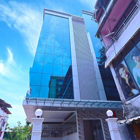 Oyo 13577 Tkr Metro Residency Hotel Kochi Luaran gambar