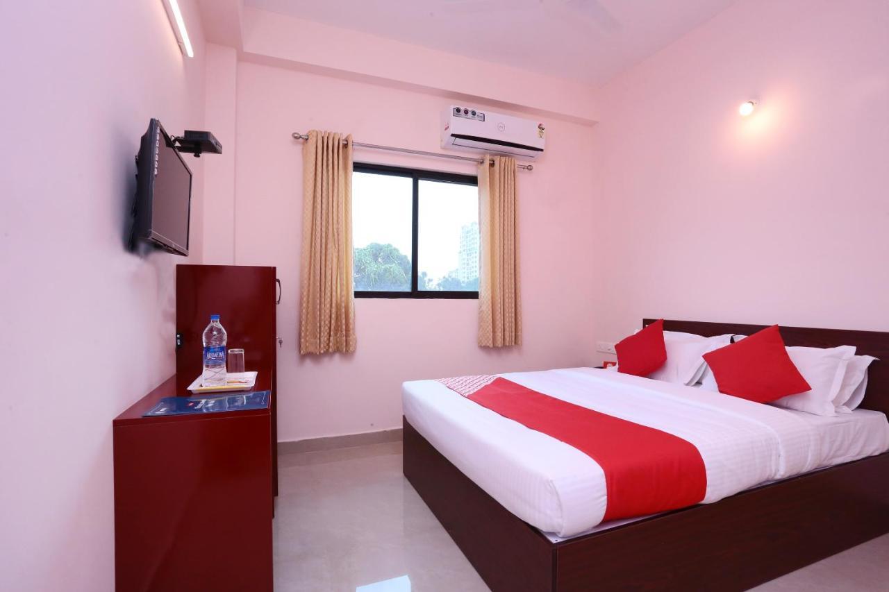 Oyo 13577 Tkr Metro Residency Hotel Kochi Luaran gambar