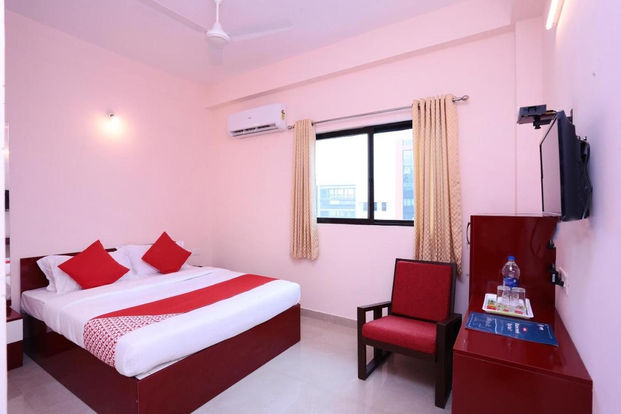 Oyo 13577 Tkr Metro Residency Hotel Kochi Luaran gambar