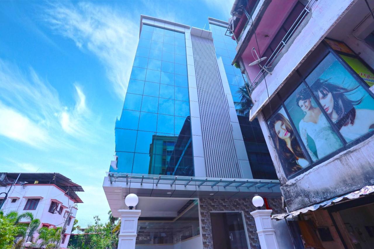 Oyo 13577 Tkr Metro Residency Hotel Kochi Luaran gambar