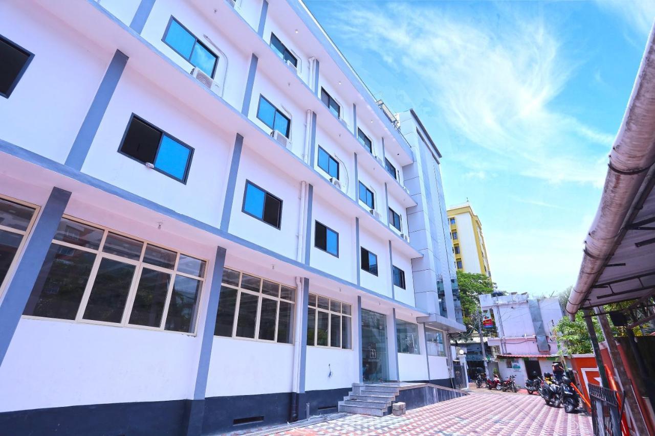 Oyo 13577 Tkr Metro Residency Hotel Kochi Luaran gambar