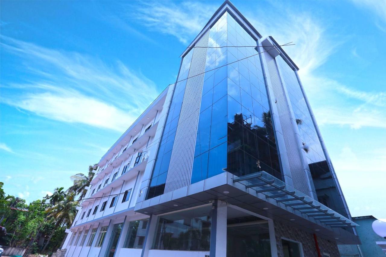 Oyo 13577 Tkr Metro Residency Hotel Kochi Luaran gambar